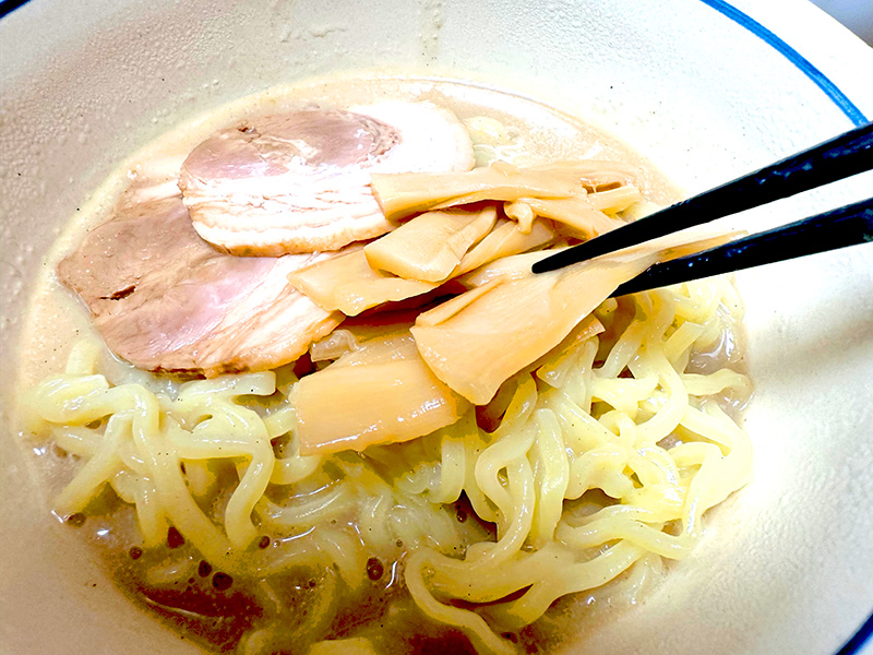 あらかじめ茹でておいた麺を入れ、具材を乗せる