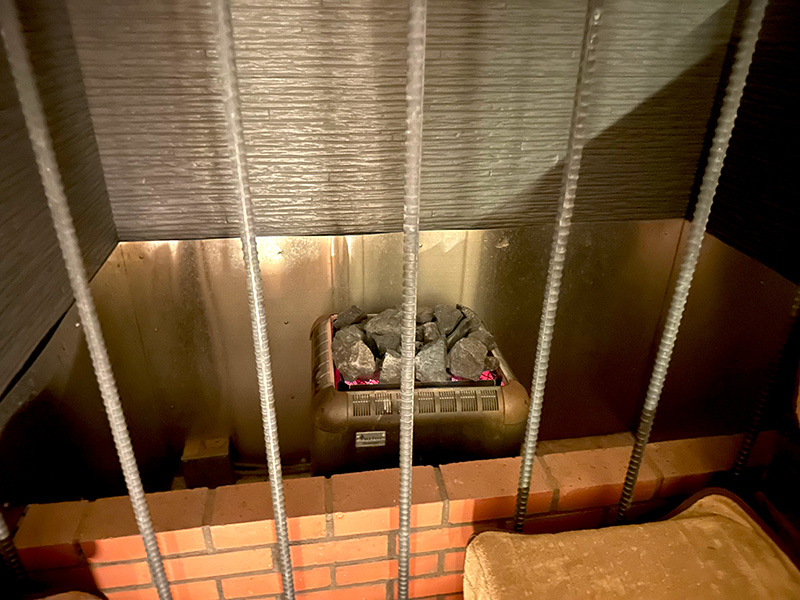 すさまじい熱を放つサウナヒーター