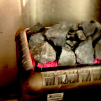 赤く灯るフィラメントが灼熱感を引き立たせる