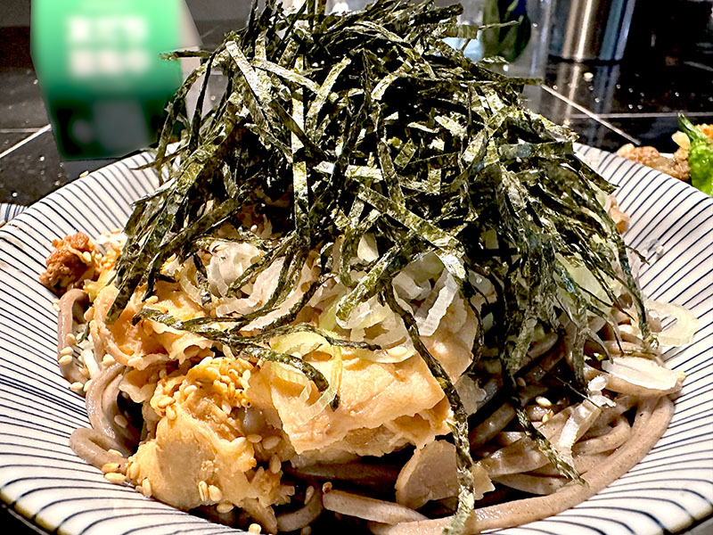 3人前ほどはあろうかという大ボリュームの「冷し肉そば」