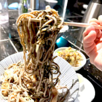 麺はずっしりと重く、持つ手が震えるほど
