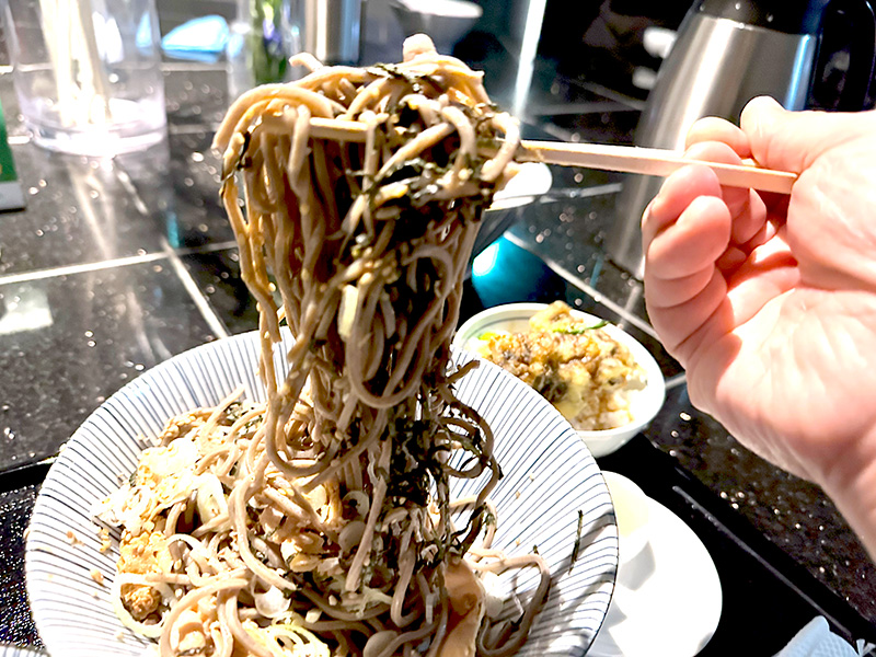 麺はずっしりと重く、持つ手が震えるほど