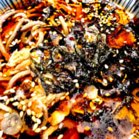 つゆに麺を投入すると、いっきに真っ赤に