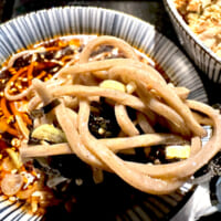 つゆに麺を投入すると、いっきに真っ赤に