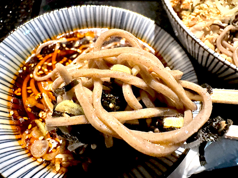 つゆに麺を投入すると、いっきに真っ赤に