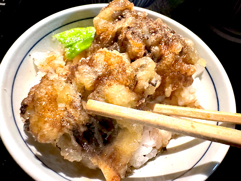 食べごたえのあるジューシーな衣を通り抜け、ドドンとやってくる舞茸の旨さ