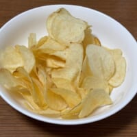 見た目はいつものポテトチップスと変わらず薄い黄色のスライス