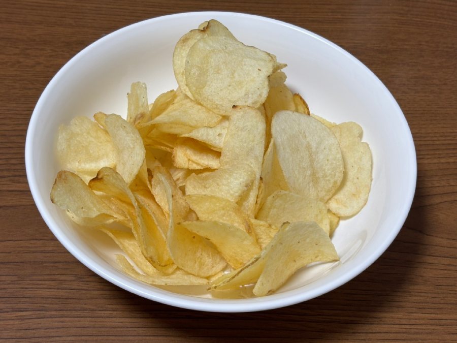 見た目はいつものポテトチップスと変わらず薄い黄色のスライス