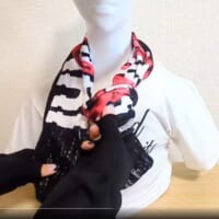 首に巻き付け、反対側の端を結び目に通す