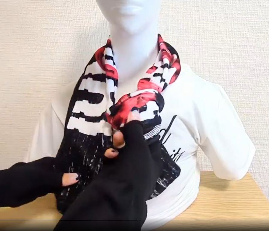 首に巻き付け、反対側の端を結び目に通す
