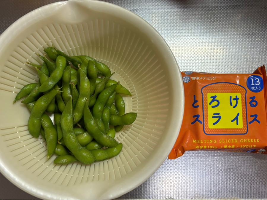 材料は「スライスチーズ」と「枝豆」のみ