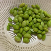 解凍したら枝豆はさやから出しておく