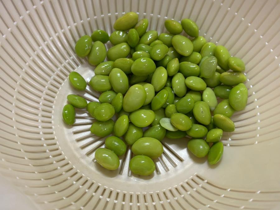解凍したら枝豆はさやから出しておく