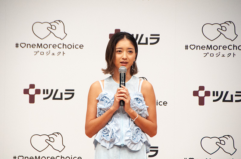 「隠れ我慢」にまつわる体験や考えを語るみちょぱさん