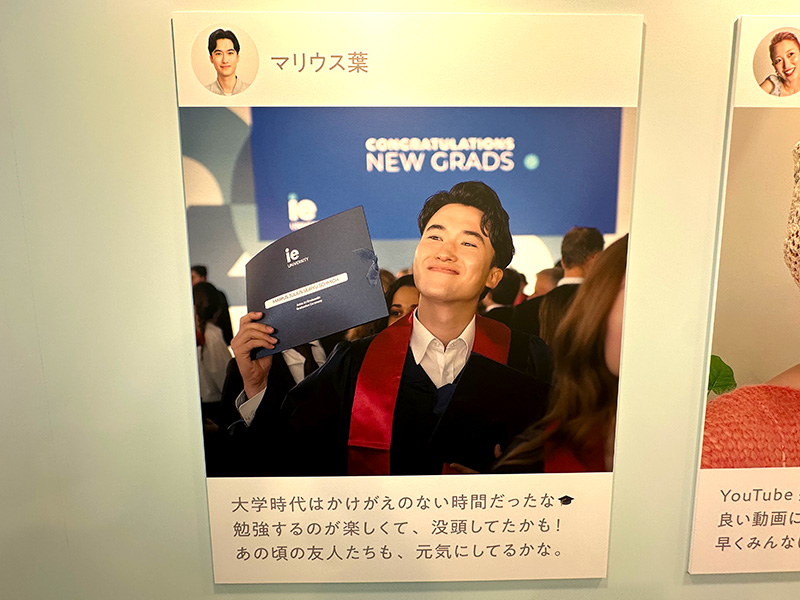 SNSのポストを模した笑顔の写真パネル