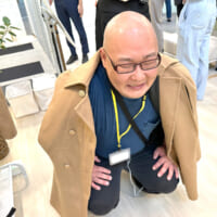 重りのついたコートで、生理による身体の重さを表す展示