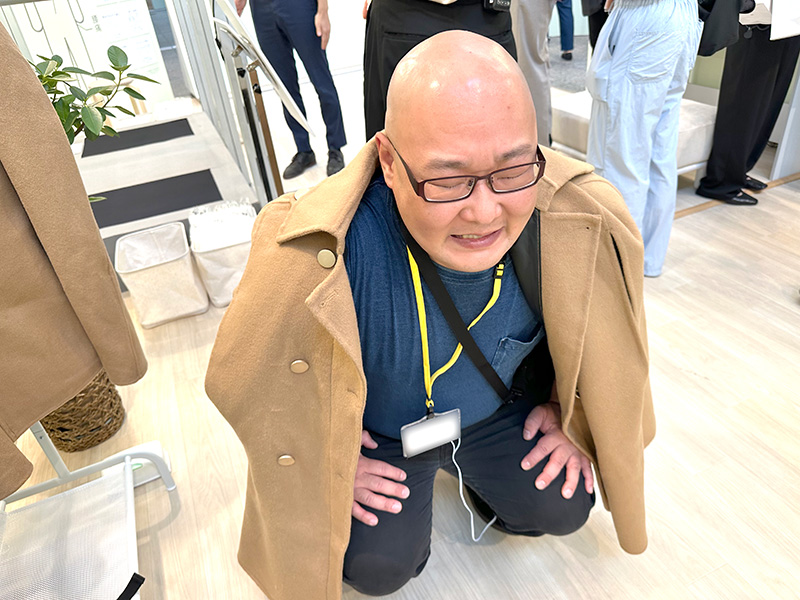 重りのついたコートで、生理による身体の重さを表す展示