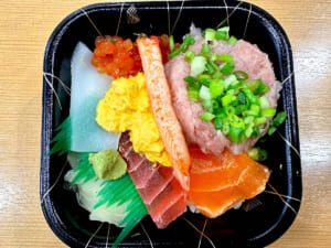 【ネタバレあり】美味しいけど、嘘だらけ。「嘘の海鮮丼屋」で食べた海鮮丼が絶品だった