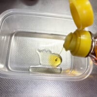 サラダ油、ごま油を入れる