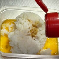 しょうゆ、味の素を振りかける
