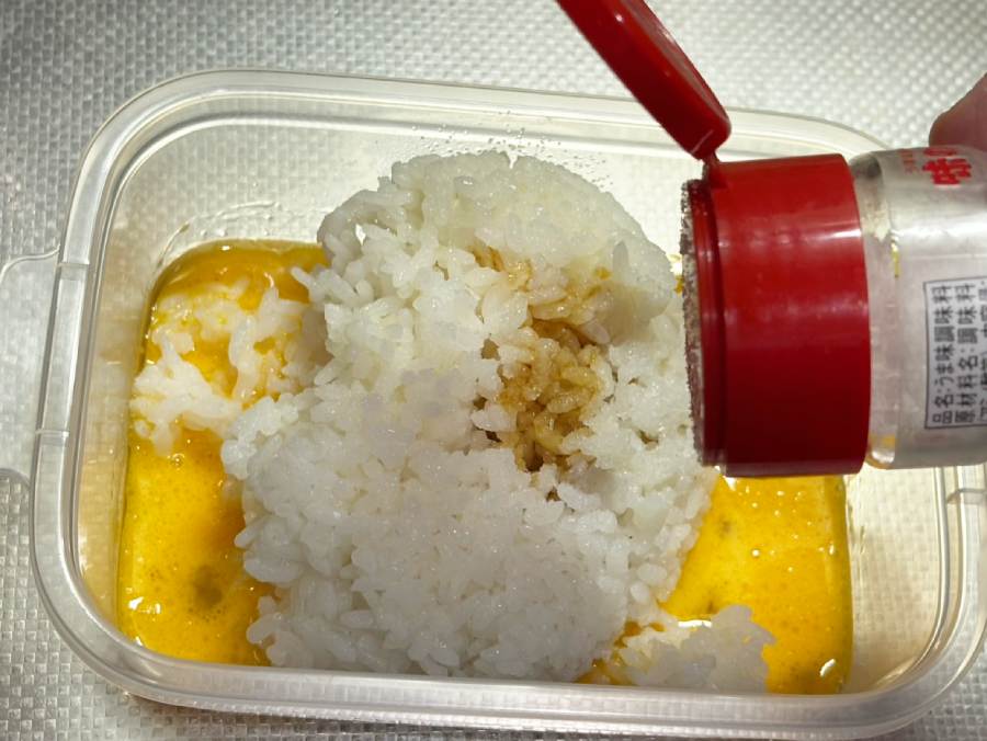 しょうゆ、味の素を振りかける