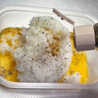 黒コショウを振りかける