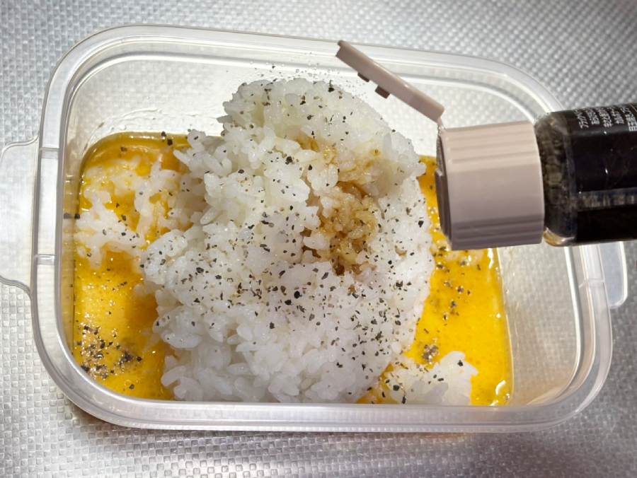 黒コショウを振りかける