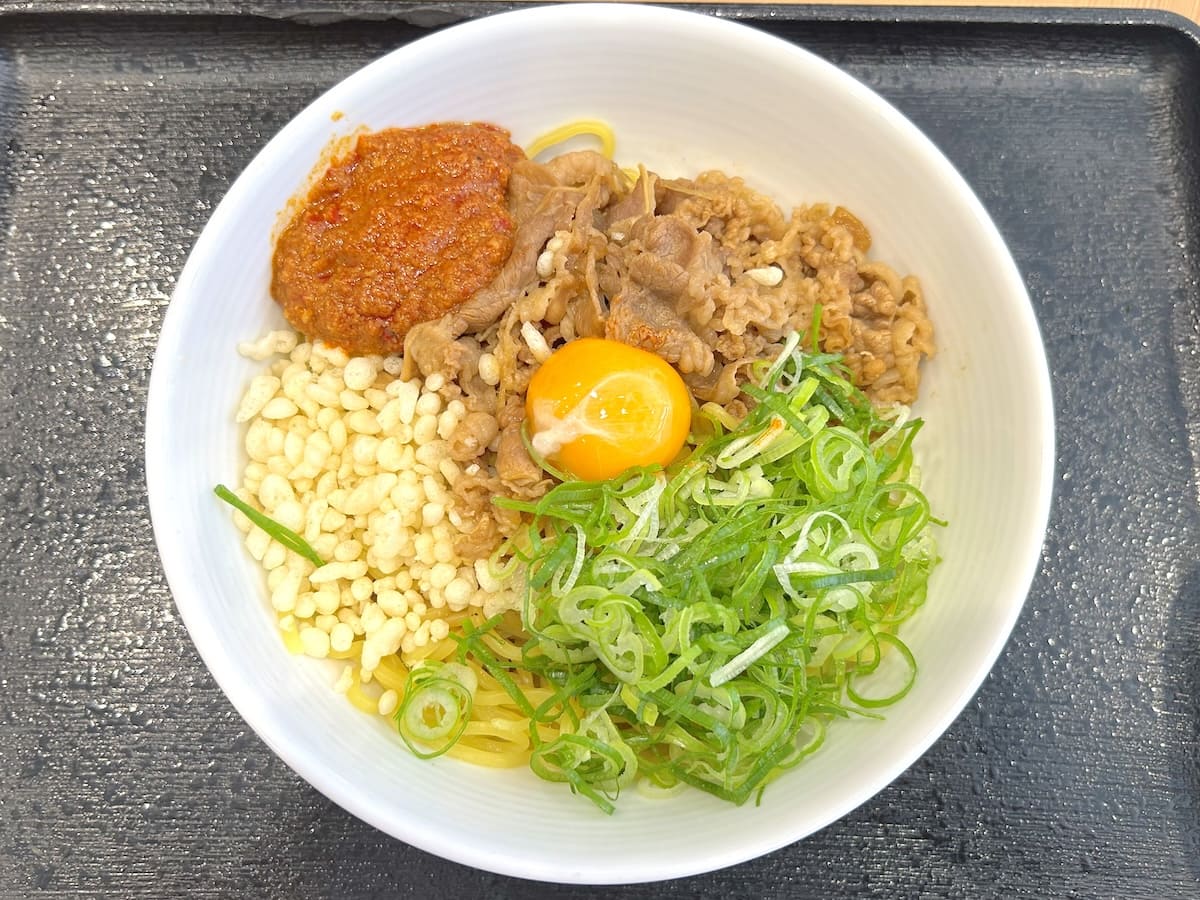 意外にさっぱり系？吉野家初の麺メニュー「牛玉スタミナまぜそば」に大満足！