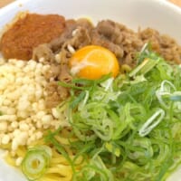 「にんにくマシマシだれ」と「卵」をのせる