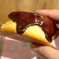 クリームの甘さを、ようかんの素朴な味がまとめている