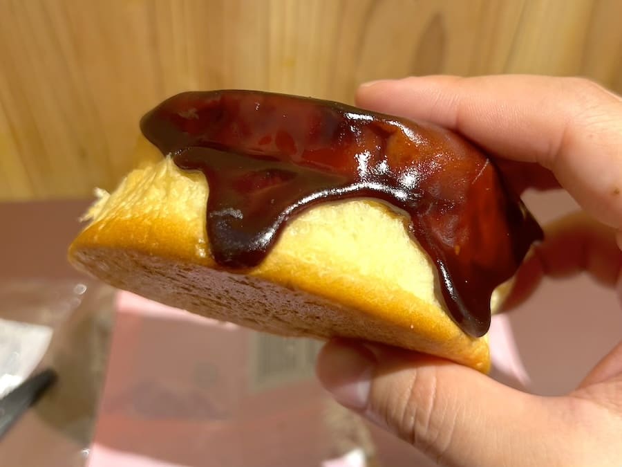 クリームの甘さを、ようかんの素朴な味がまとめている