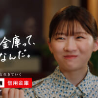 満足そうに笑みを浮かべる場面
