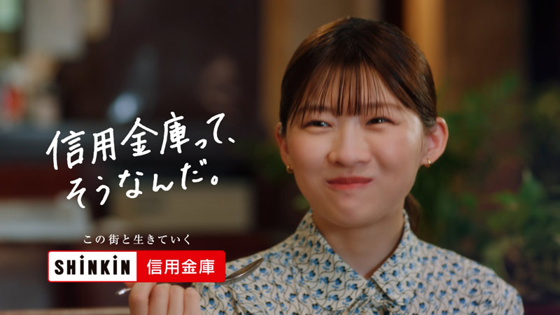 満足そうに笑みを浮かべる場面
