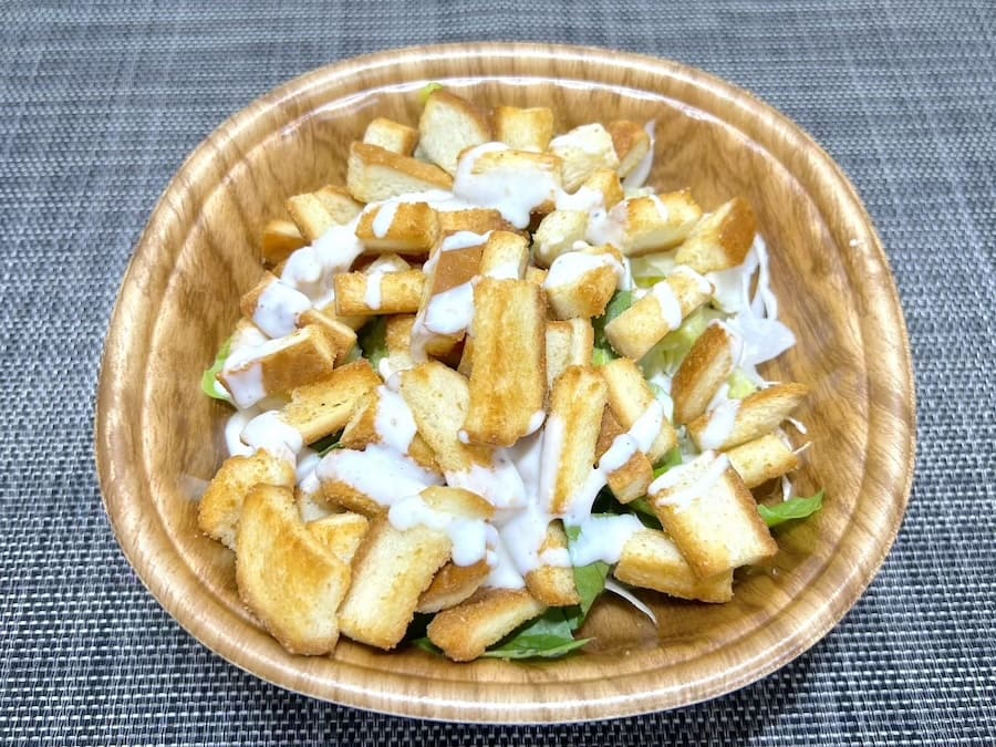 クルトンでサラダが見えない…ドンキの狂気「爆盛りクルトンサラダ」食べてみた