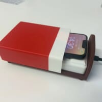 スマホも「おやすみなさい」　高校生作「ベッド型ワイヤレス充電器」がかわいすぎる
