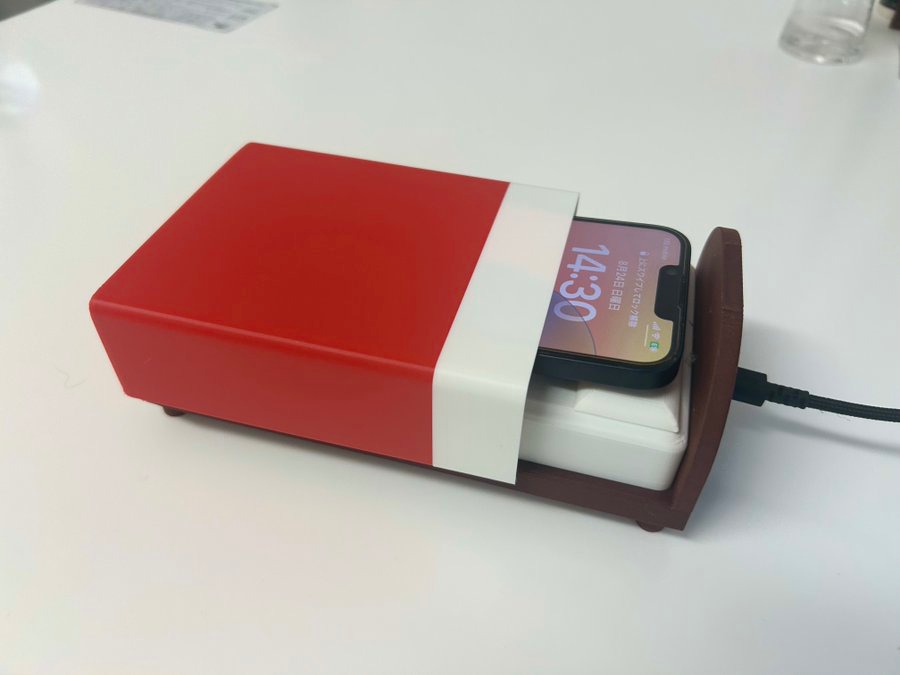 スマホも「おやすみなさい」　高校生作「ベッド型ワイヤレス充電器」がかわいすぎる
