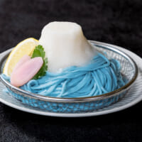 鮮やかなブルーの麺が特徴の「青い富士山うどん」