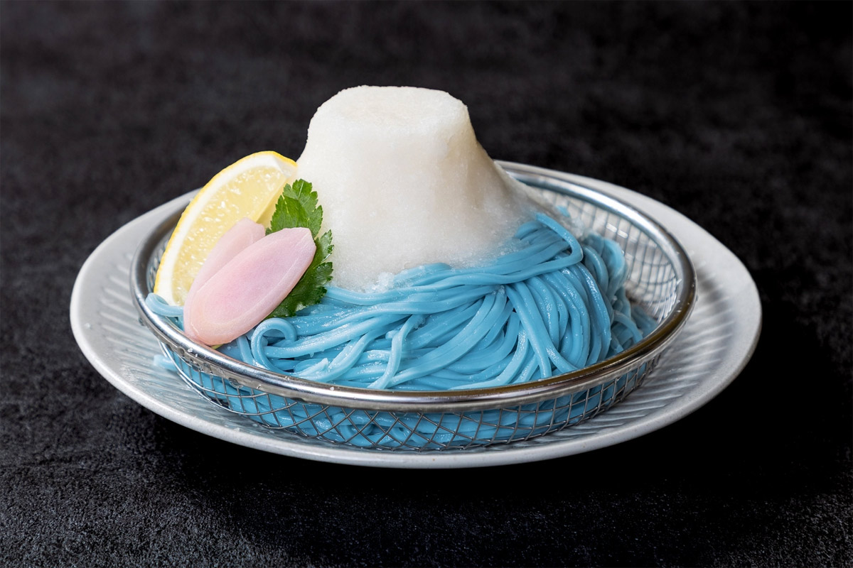 鮮やかなブルーの麺が特徴の「青い富士山うどん」