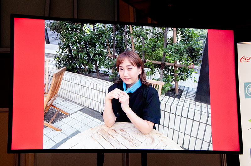 「ひんやりして心地いい」「全然違います」と、首を冷やす効果を語る藤本さん