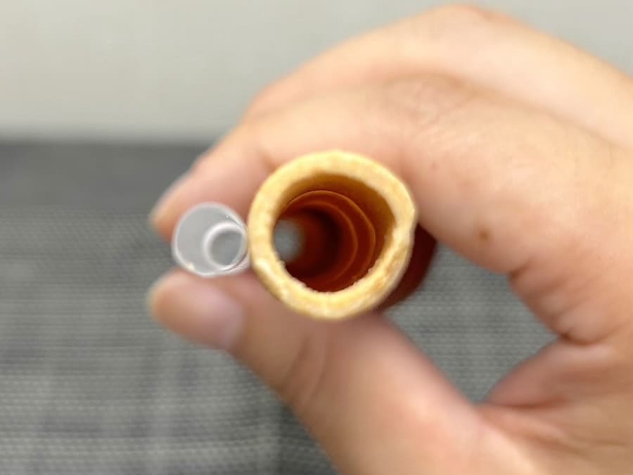 穴は普通のストローよりふたまわりほど大きい