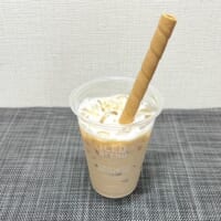 カフェラテにストローを刺す