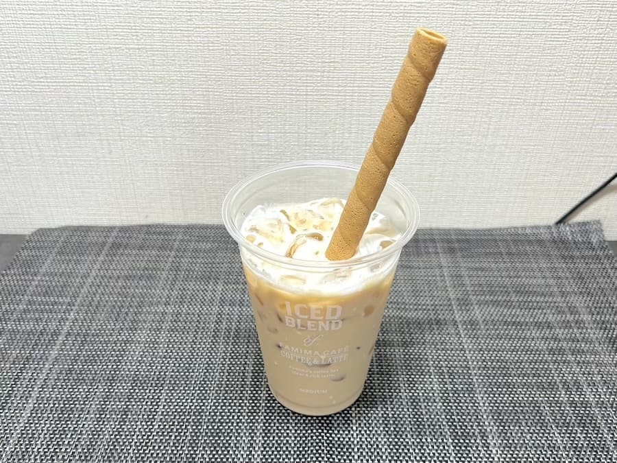 カフェラテにストローを刺す