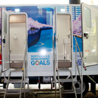 助けあいジャパンが提供するトイレトレーラー