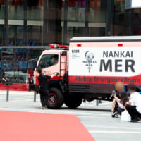 出演映画「劇場版TOKYO MER～走る緊急救命室～南海ミッション」に登場する「南海MER」の車両で会場に到着し、ユニフォーム姿で登場した高杉真宙さん