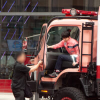 出演映画「劇場版TOKYO MER～走る緊急救命室～南海ミッション」に登場する「南海MER」の車両で会場に到着し、ユニフォーム姿で登場した高杉真宙さん