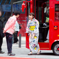池袋エリアのコミュニティバス「IKEBUS（イケバス）」から降りてきた浴衣姿の高際みゆき豊島区長を迎え、レッドカーペットを歩きながら来場者へ挨拶する高杉真宙さん