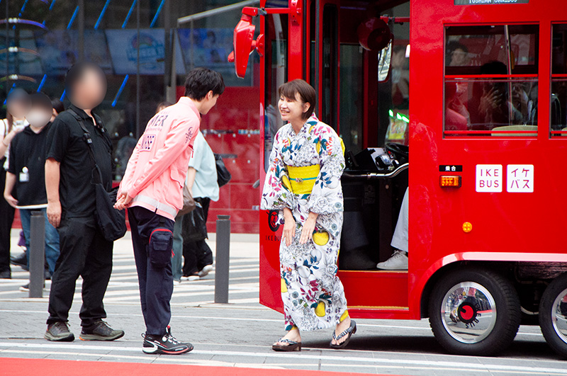 池袋エリアのコミュニティバス「IKEBUS（イケバス）」から降りてきた浴衣姿の高際みゆき豊島区長を迎え、レッドカーペットを歩きながら来場者へ挨拶する高杉真宙さん
