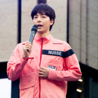 打ち水開催にあたり挨拶する高杉真宙さん