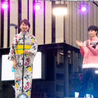 打ち水開会宣言をする高際みゆき豊島区長と高杉真宙さん