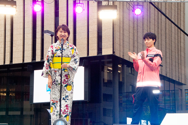 打ち水開会宣言をする高際みゆき豊島区長と高杉真宙さん